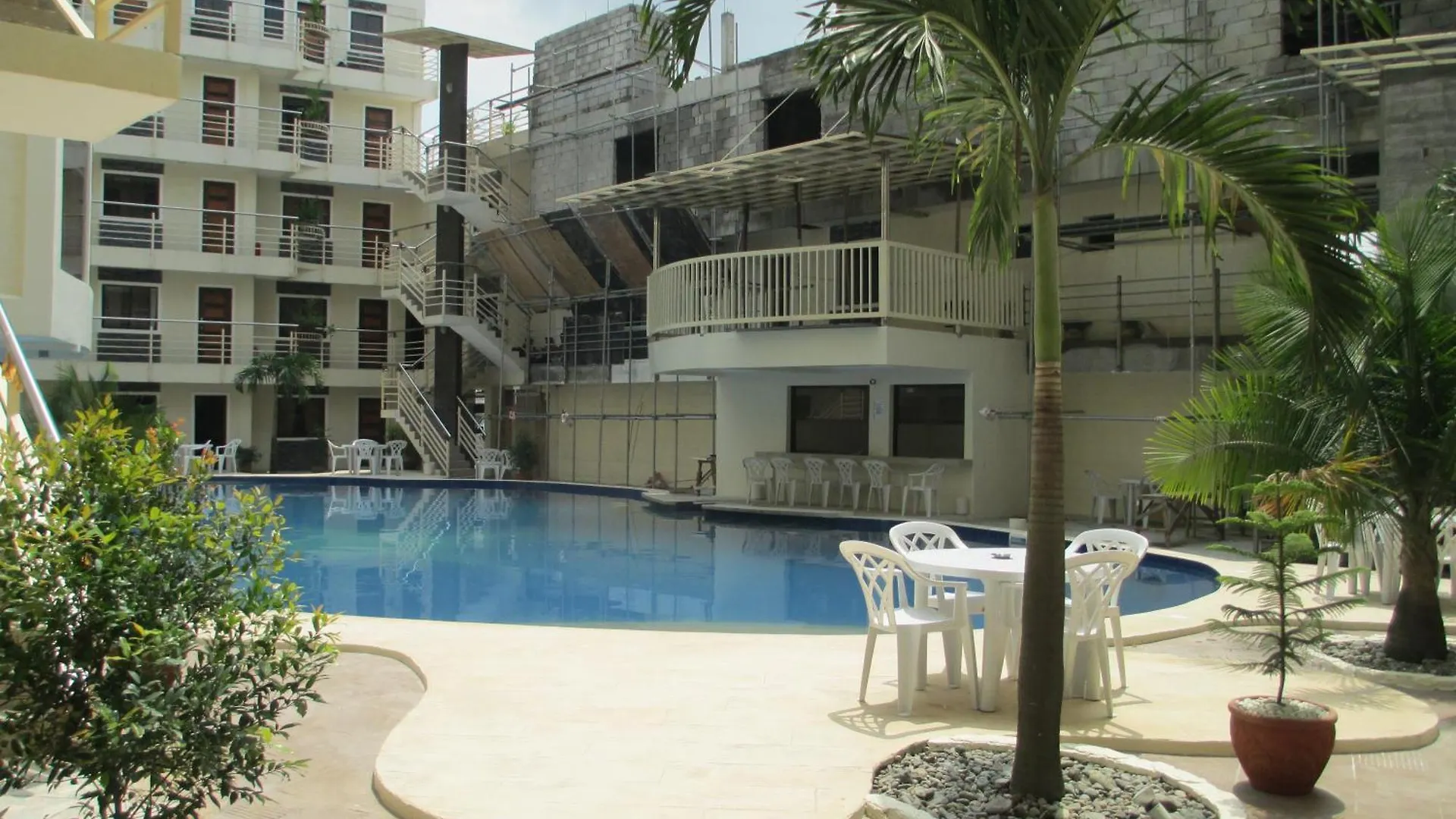 Apartment Kandi B12, Poolside, Free Netflix, 250 Mbps, 55