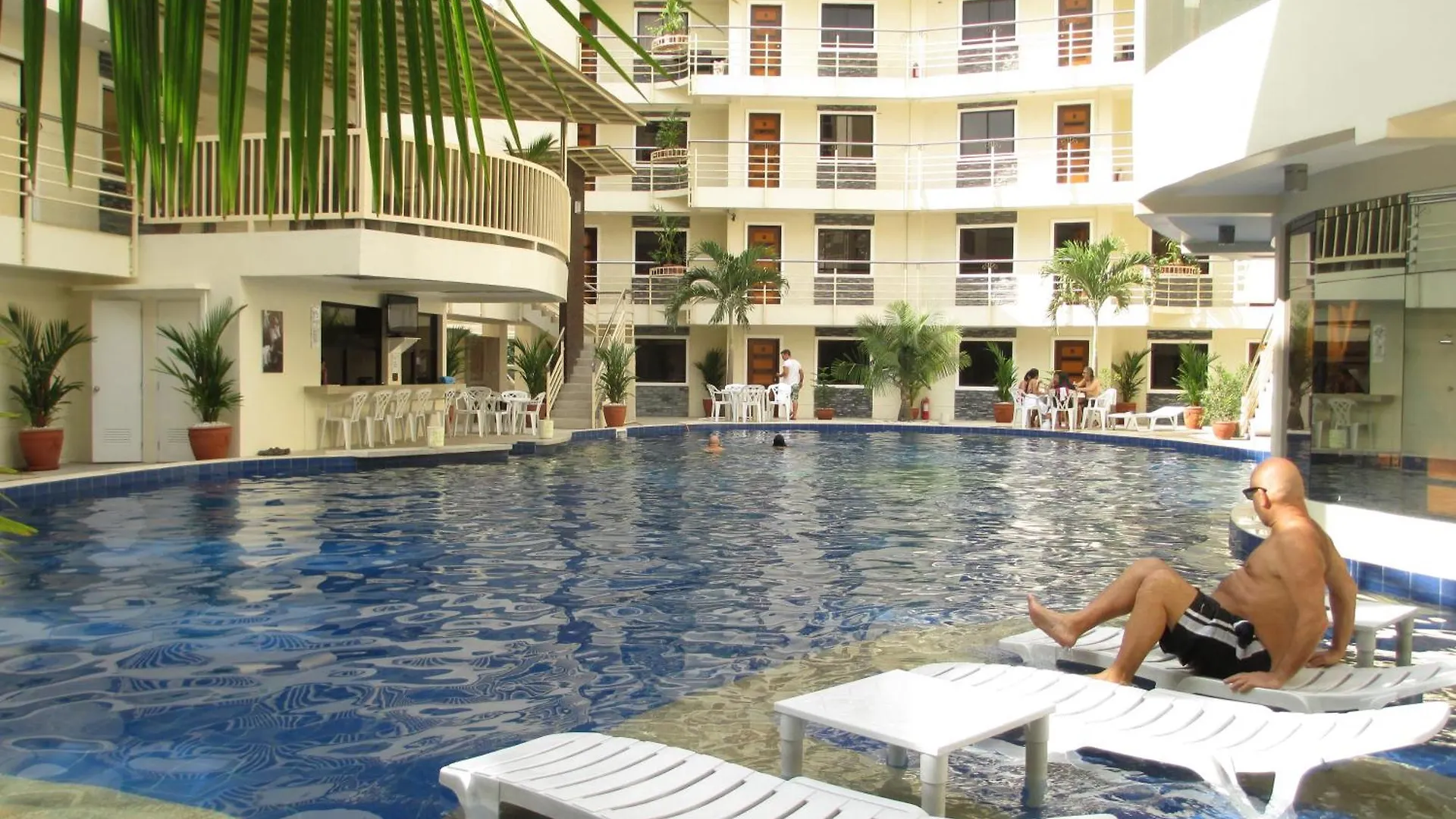 Kandi B12, Poolside, Free Netflix, 250 Mbps, 55