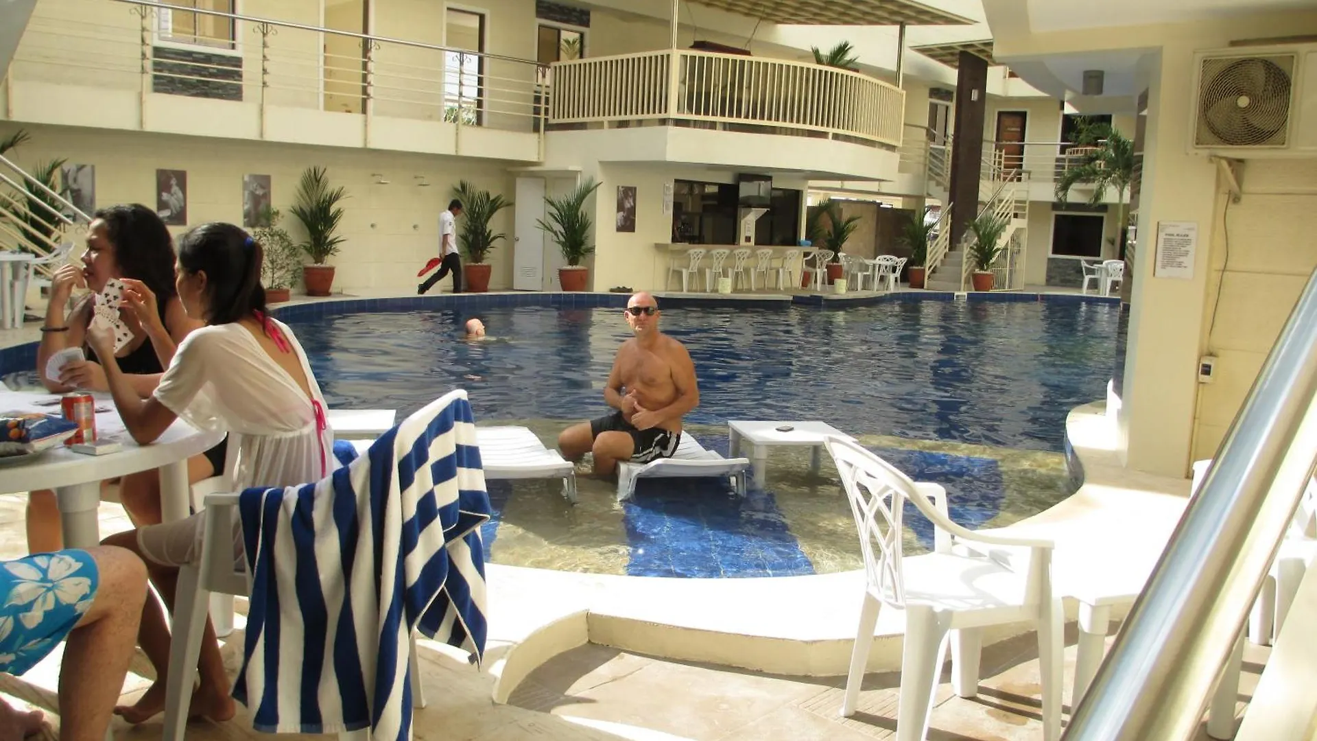 Kandi B12, Poolside, Free Netflix, 250 Mbps, 55