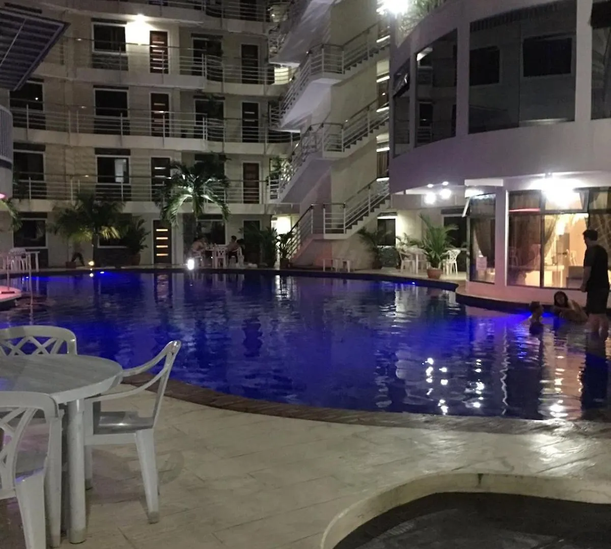 Kandi B12, Poolside, Free Netflix, 250 Mbps, 55