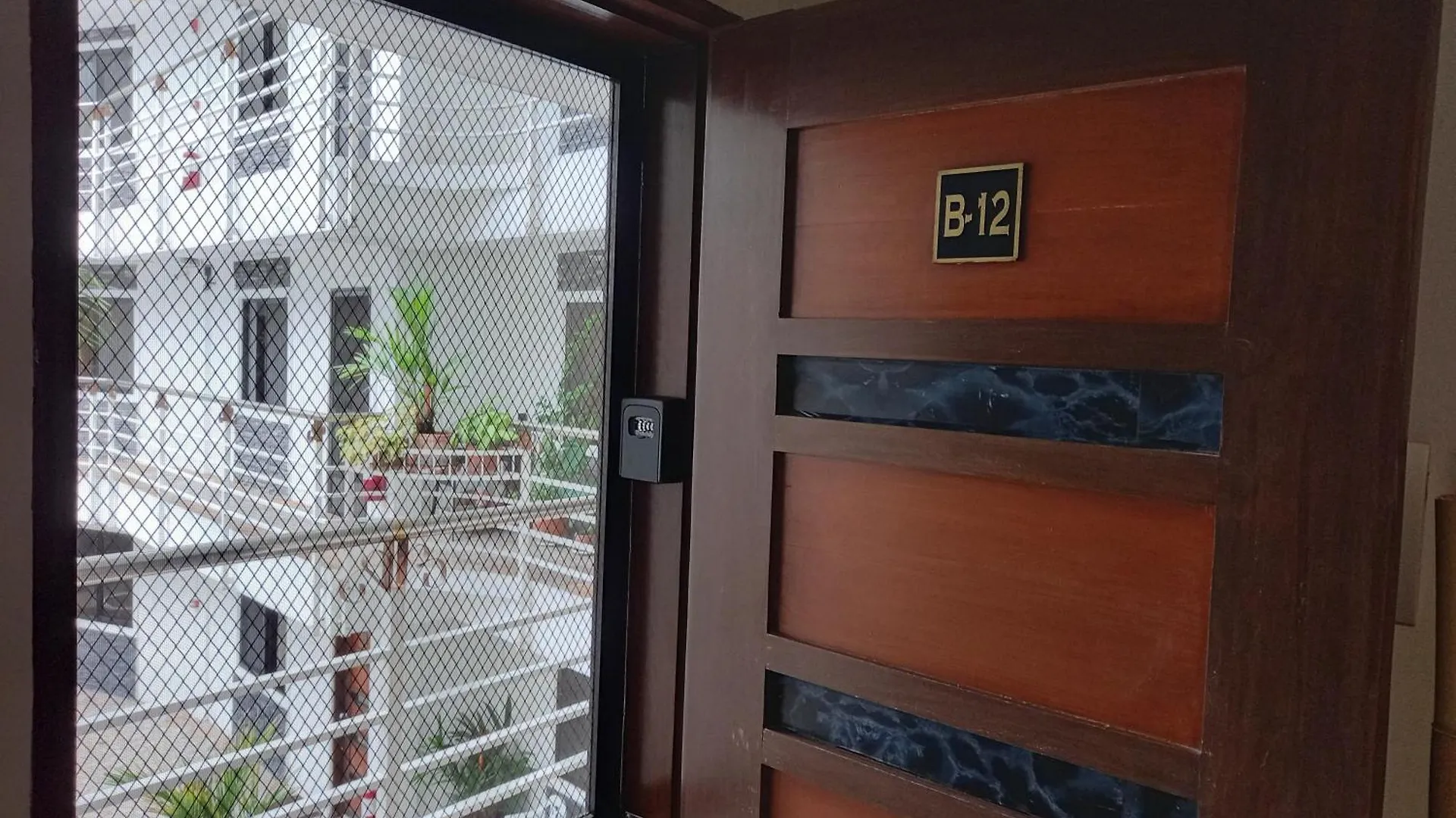 Apartment Kandi B12, Poolside, Free Netflix, 250 Mbps, 55